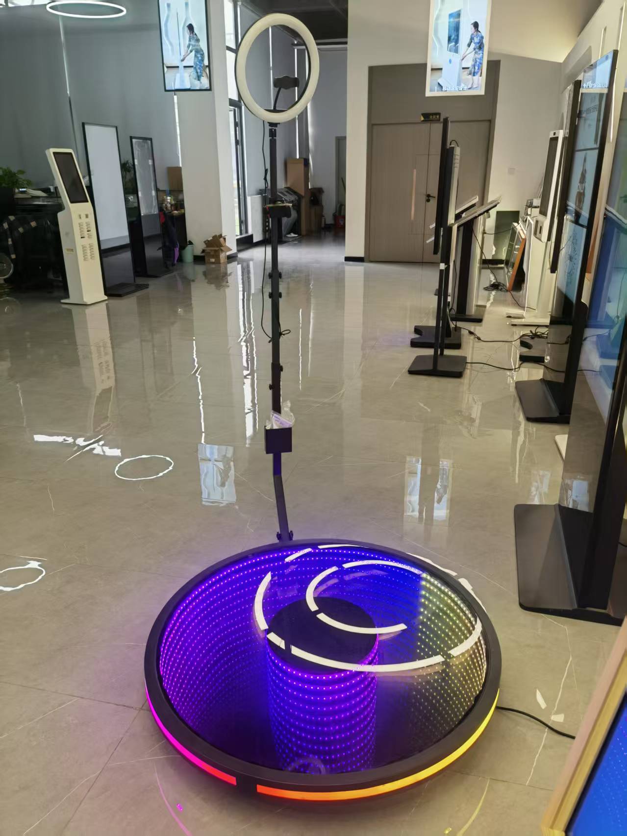 Kuinka peili-LCD-näyttö parantaa digitaalisia merkkejä ja vuorovaikutusta?