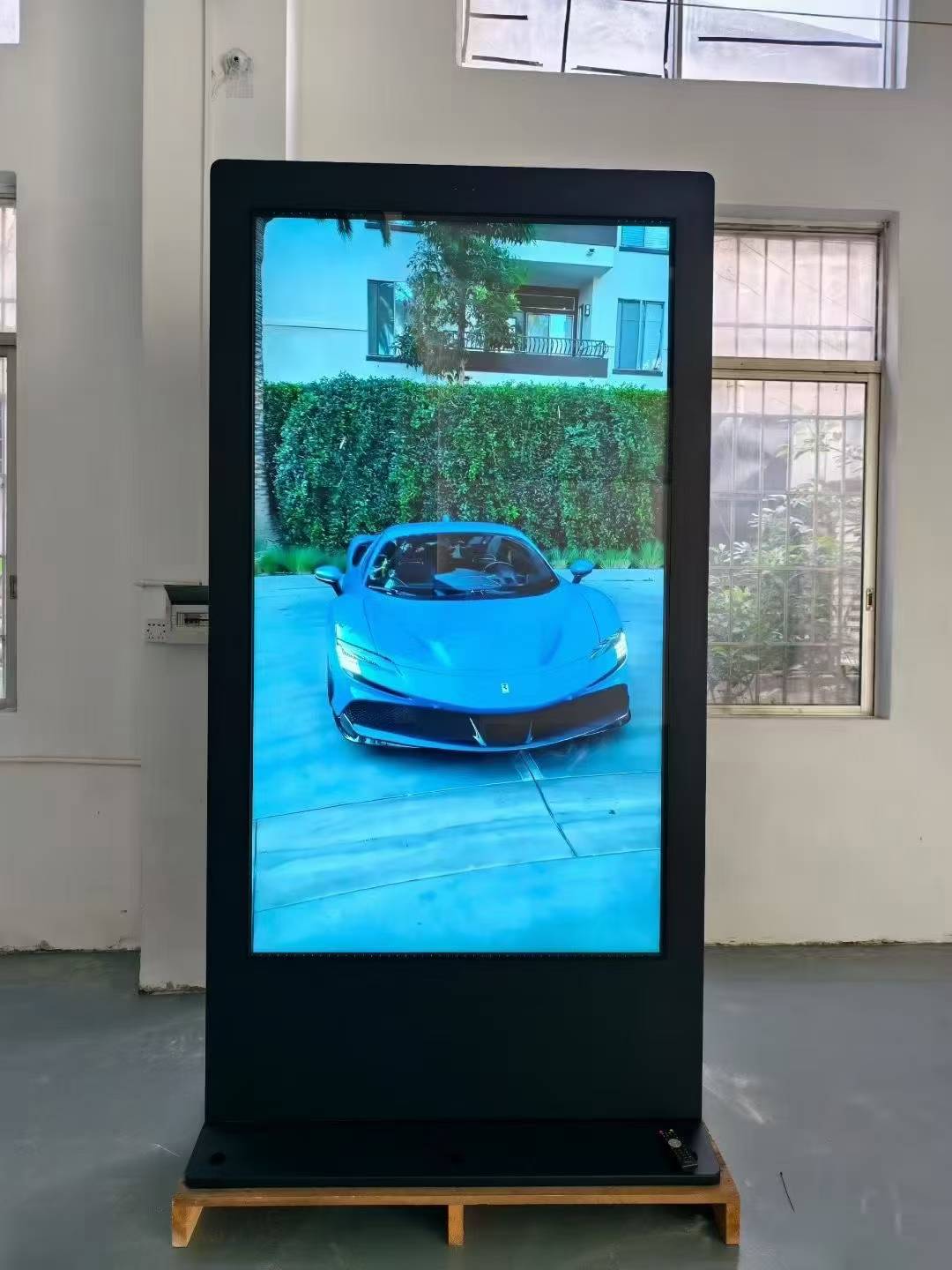 Ulkona 86 tuuman lattia seisoo 2500nits Kiosk 4K digitaaliset opasteet